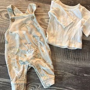 Never worn Carter’s bird overalls outfit